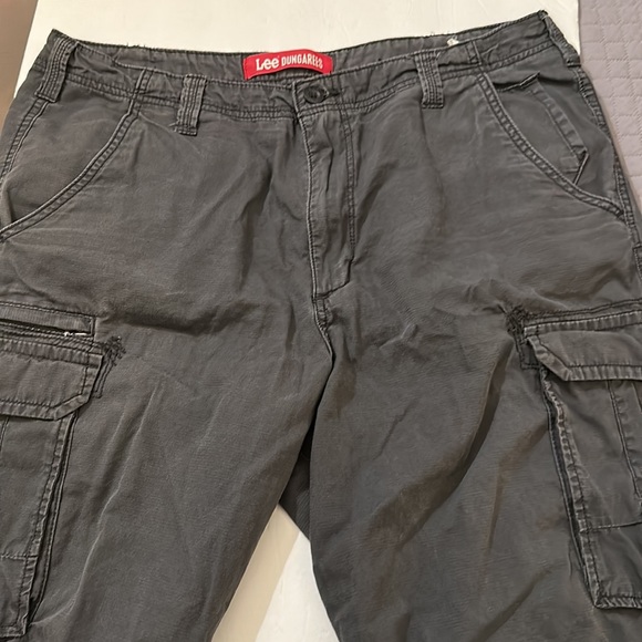 Lee Dungarees Men’s Faded Black Wash Look Cargo Shorts - Picture 2 of 7